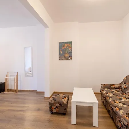 Apartment Peaceful Downtown Location - 2 Bedroom
