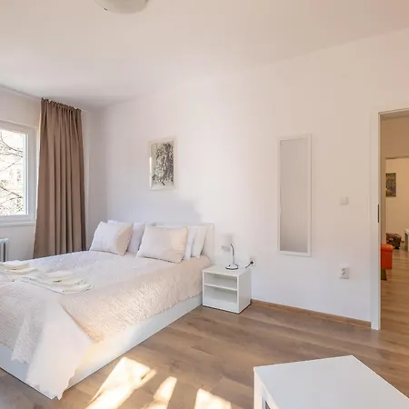 Peaceful Downtown Location - 2 Bedroom * Sofia
