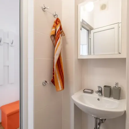 Apartment Peaceful Downtown Location - 2 Bedroom